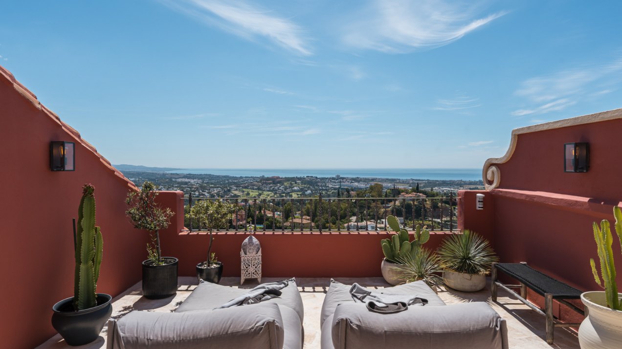Penthouse completely renovated with open sea views in Benahavís