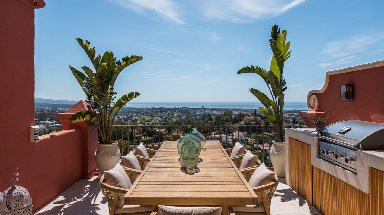 Penthouse completely renovated with open sea views in Benahavís
