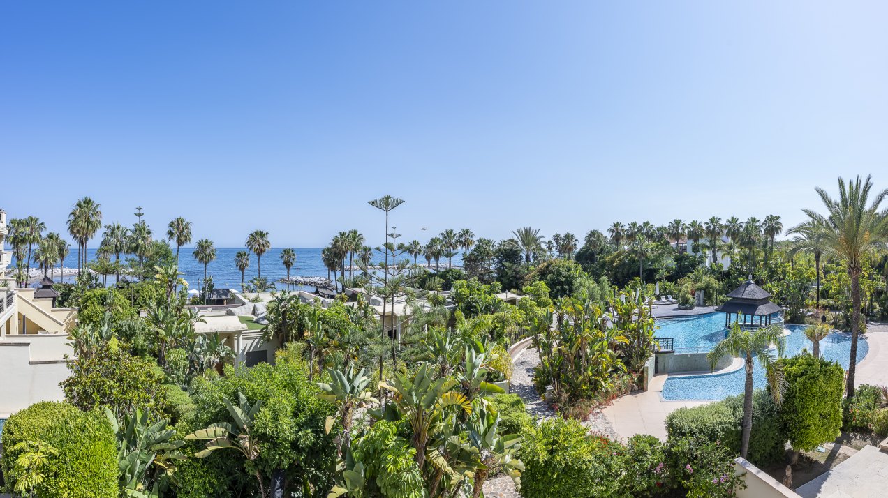 Excepcional apartamento en primera línea de playa con interiores amplios y vistas al mar, a solo unos pasos de Puerto Banús