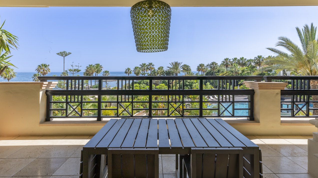 Excepcional apartamento en primera línea de playa con interiores amplios y vistas al mar, a solo unos pasos de Puerto Banús