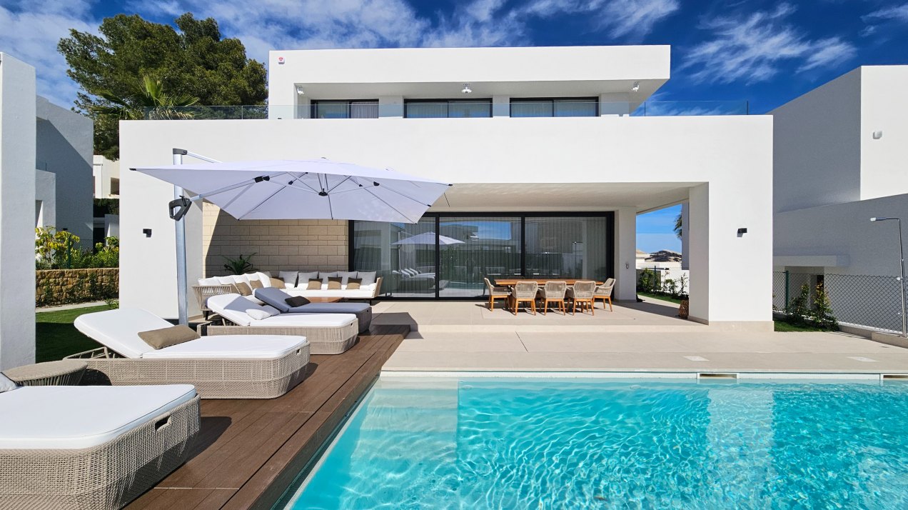 Elegant villa with Mediterranean light in Río Real, Marbella