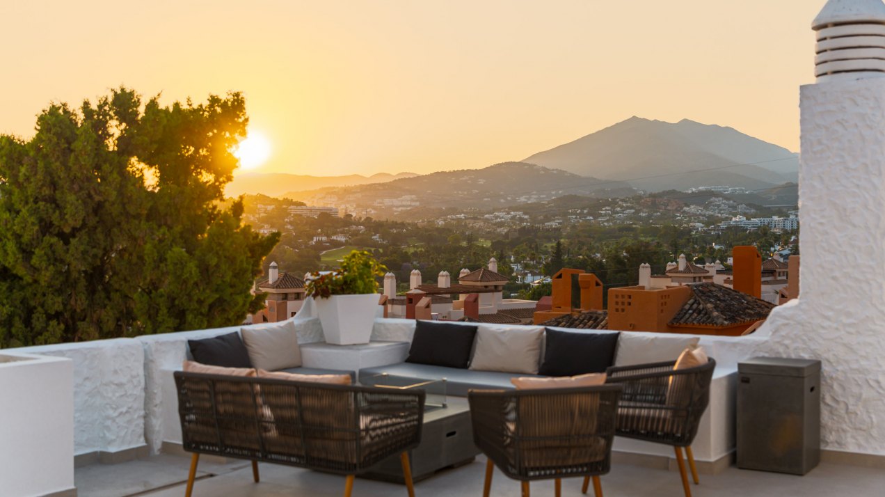 Elegant duplex penthouse with panoramic views in Atalaya de Río Verde, Marbella