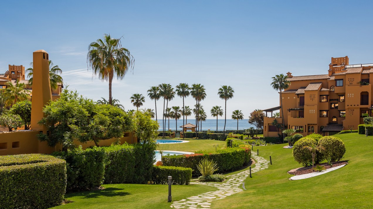 Exquisito apartamento completamente renovado frente al mar en exclusiva urbanización, Estepona