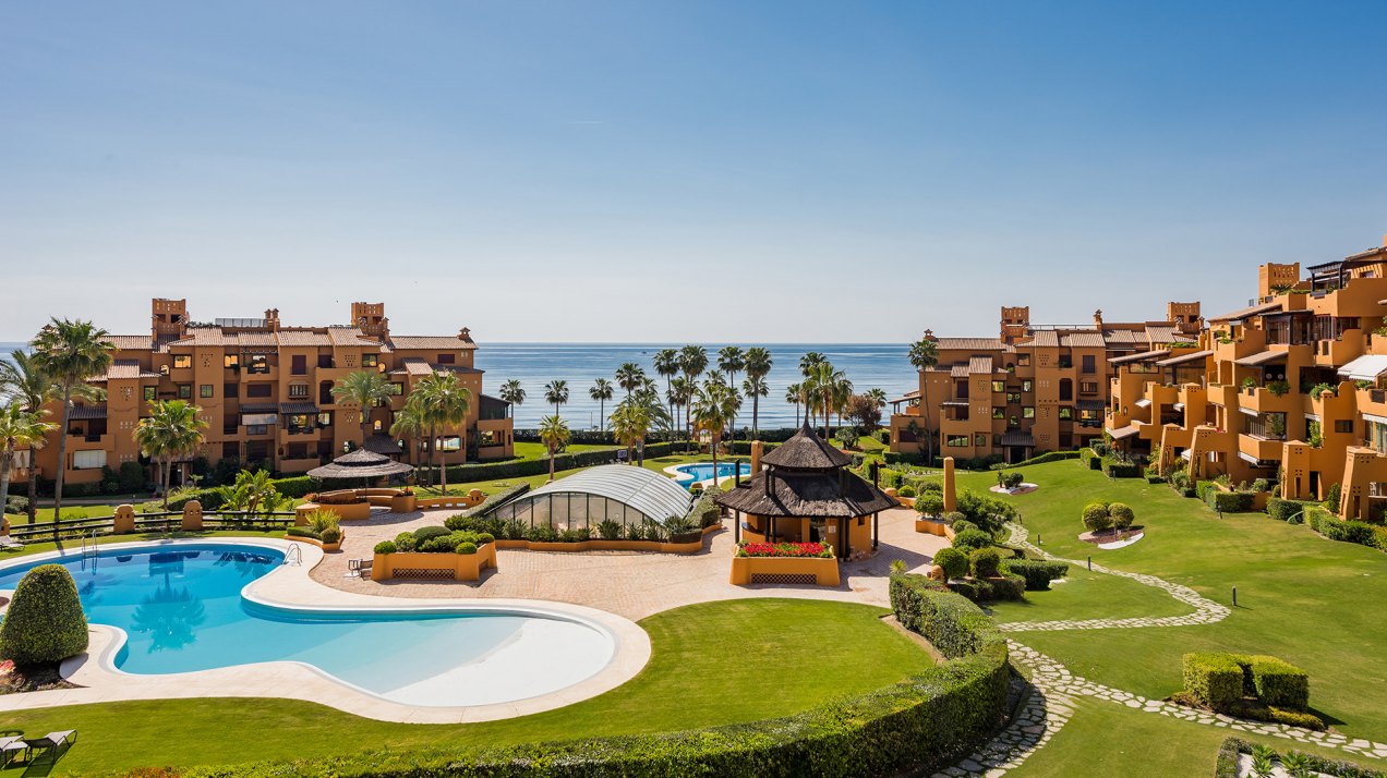 Exquisito apartamento completamente renovado frente al mar en exclusiva urbanización, Estepona