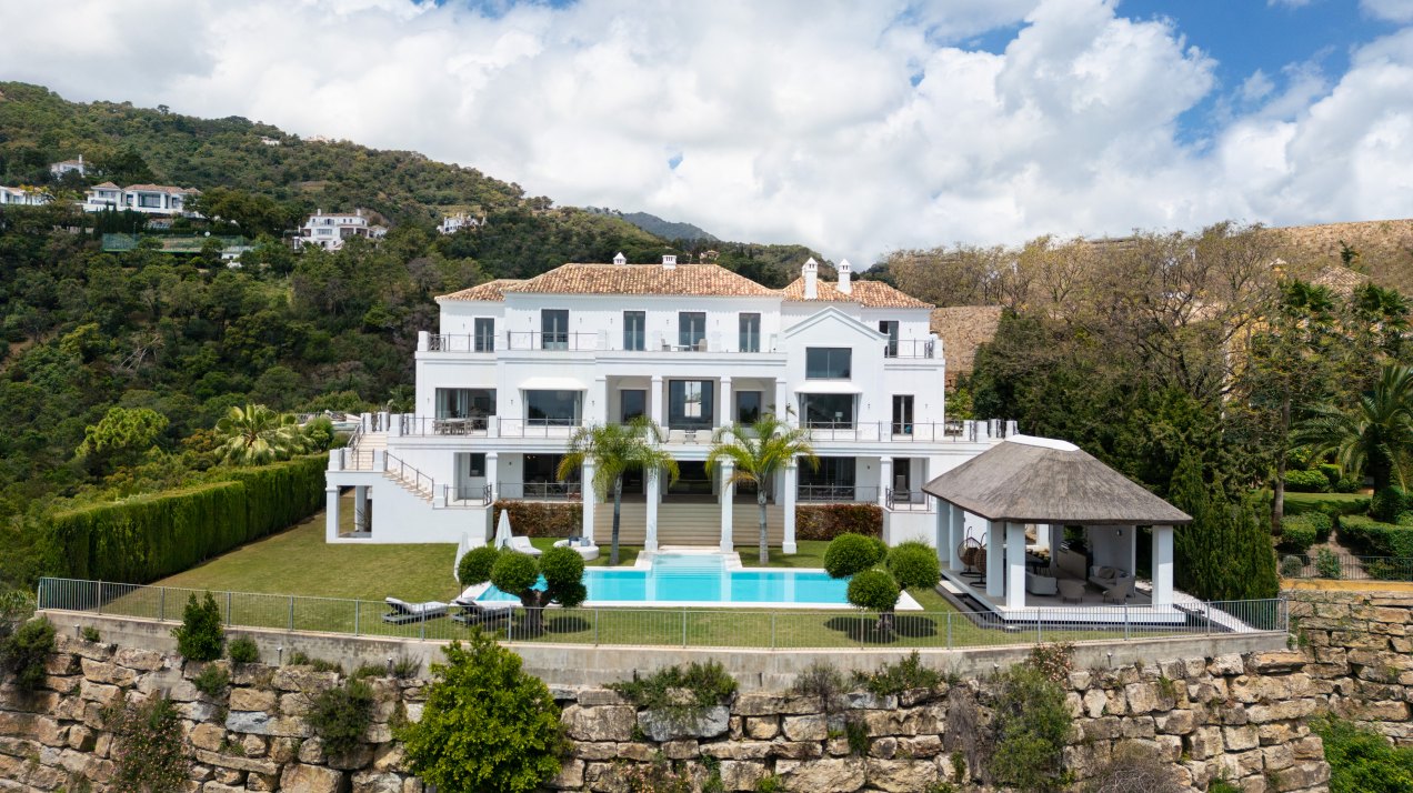 Maravillosa villa de diseño contemporáneo andaluz con increíbles vistas al mar en El Madroñal, Benahavís