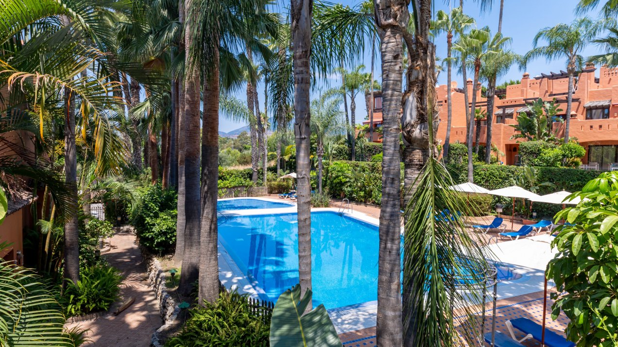 Fantástica casa adosada recién renovada en Altos de Puente Romano, Milla de Oro Marbella