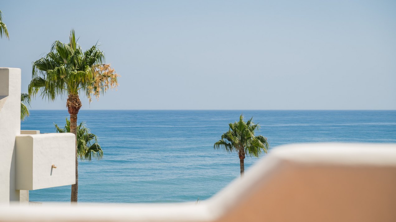 Ático contemporáneo en primera línea de playa con terraza en la azotea en Bahía del Velerín, Estepona