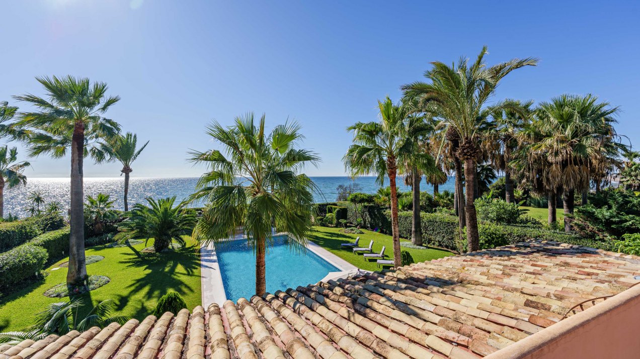 Exclusive opportunity for a large beachfront villa in Estepona, with direct access to the sea