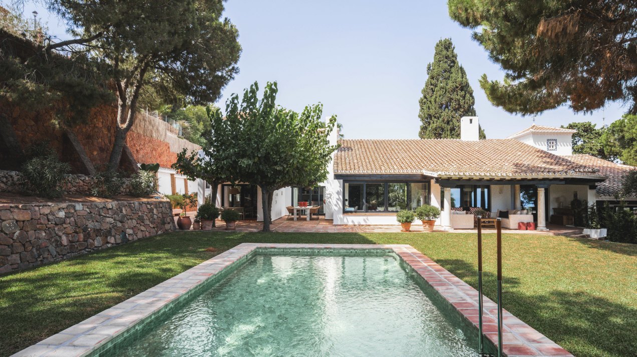 Charming Andalusian-style villa recently renovated, next to El Candado golf course in Malaga East