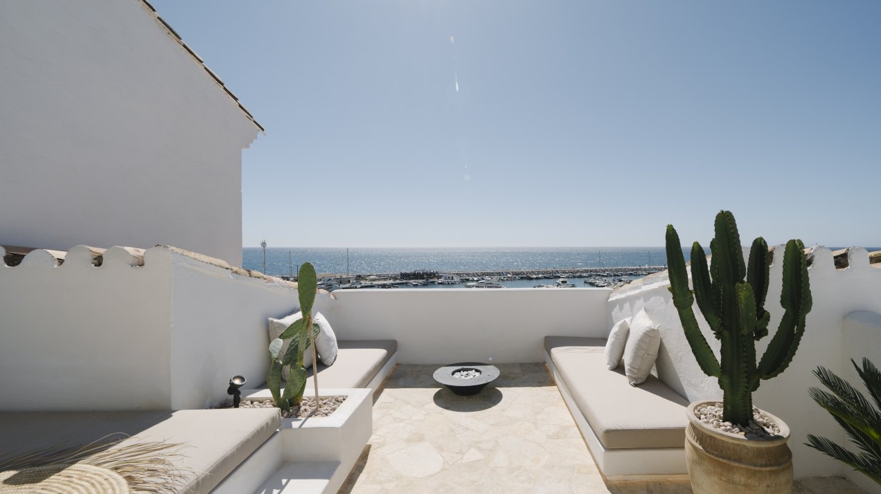 Exclusivo ático de lujo con terraza panorámica y vistas incomparables al Mediterráneo, en Puerto Banús