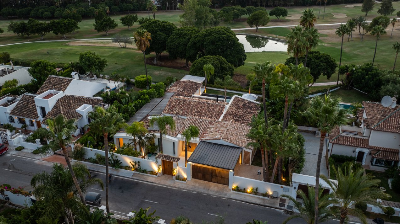 Villa that fuses Andalusian charm with avant-garde modernity in Los Naranjos Golf