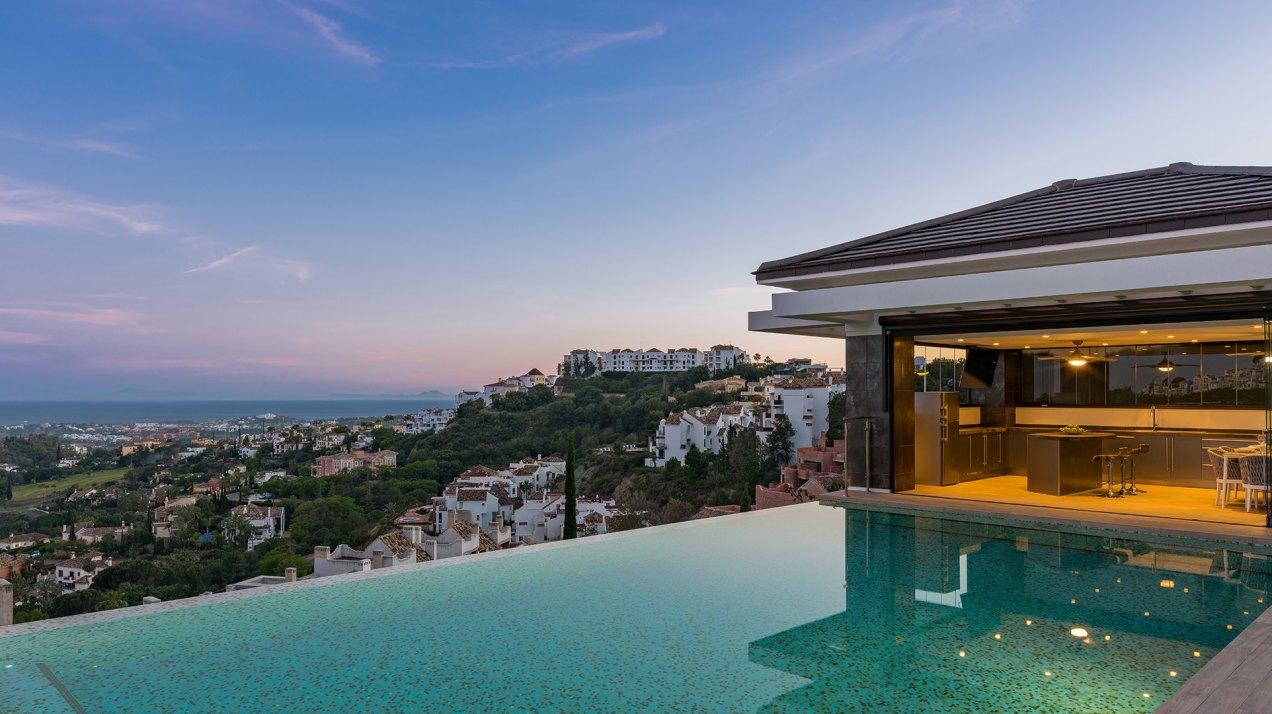 Exclusive luxury villa with panoramic views of the Mediterranean in the prestigious Reserva del Alcuzcuz