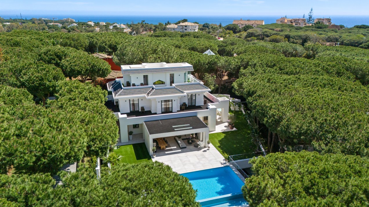 Sublime villa in a private setting surrounded by nature in Las Chapas, Marbella