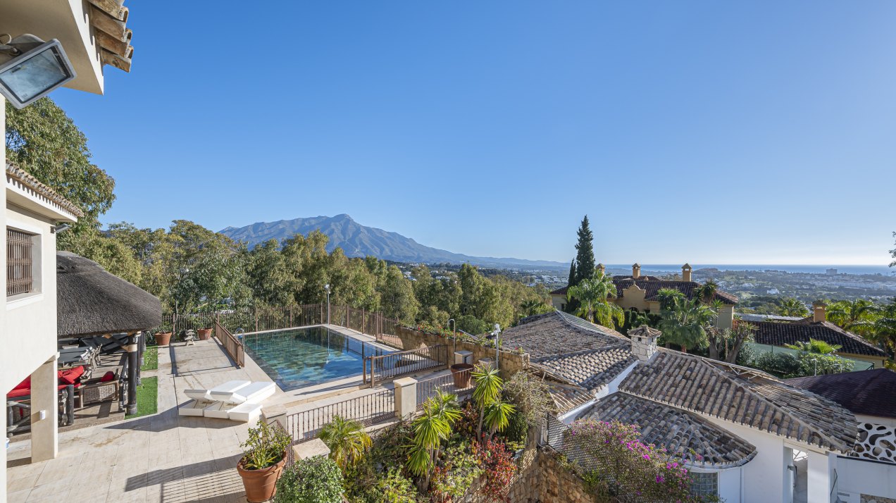 Magnificent large villa with incredible panoramic views located in the prestigious El Herrojo, Benahavis