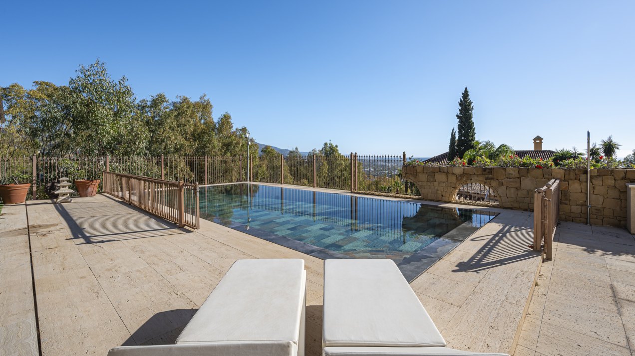 Magnificent large villa with incredible panoramic views located in the prestigious El Herrojo, Benahavis