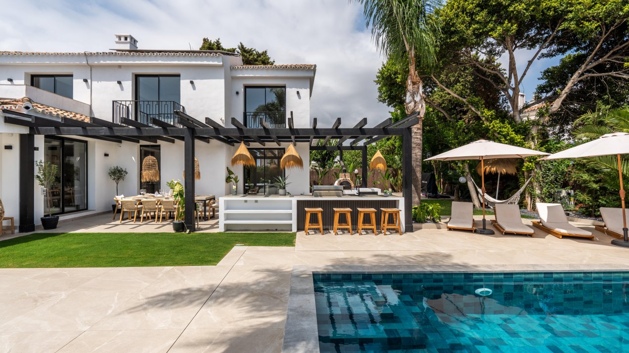 Villa on the beachside that combines mediterranean charm with modern elegance in San Pedro de Alcántara, Marbella