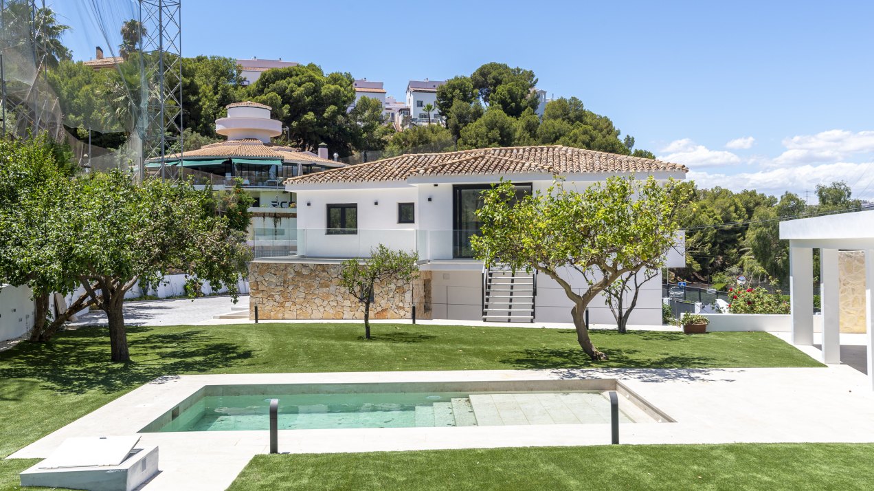 Exquisite villa with private putting green located next to El Candado golf club