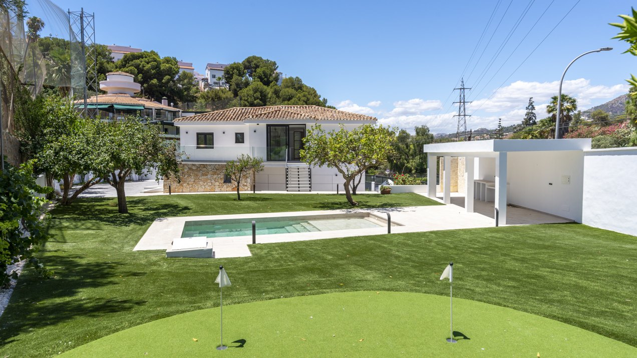 Exquisite villa with private putting green located next to El Candado golf club