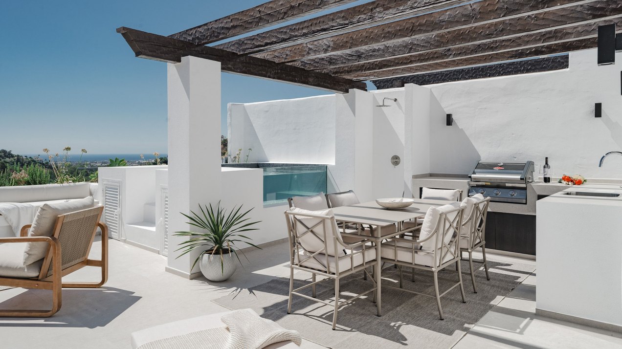 Exclusive penthouse in Nueva Andalucia with panoramic sea and La Concha views