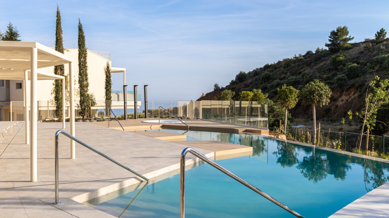 Cálido ático con vistas panorámicas al mar en la prestigiosa zona el Higuerón