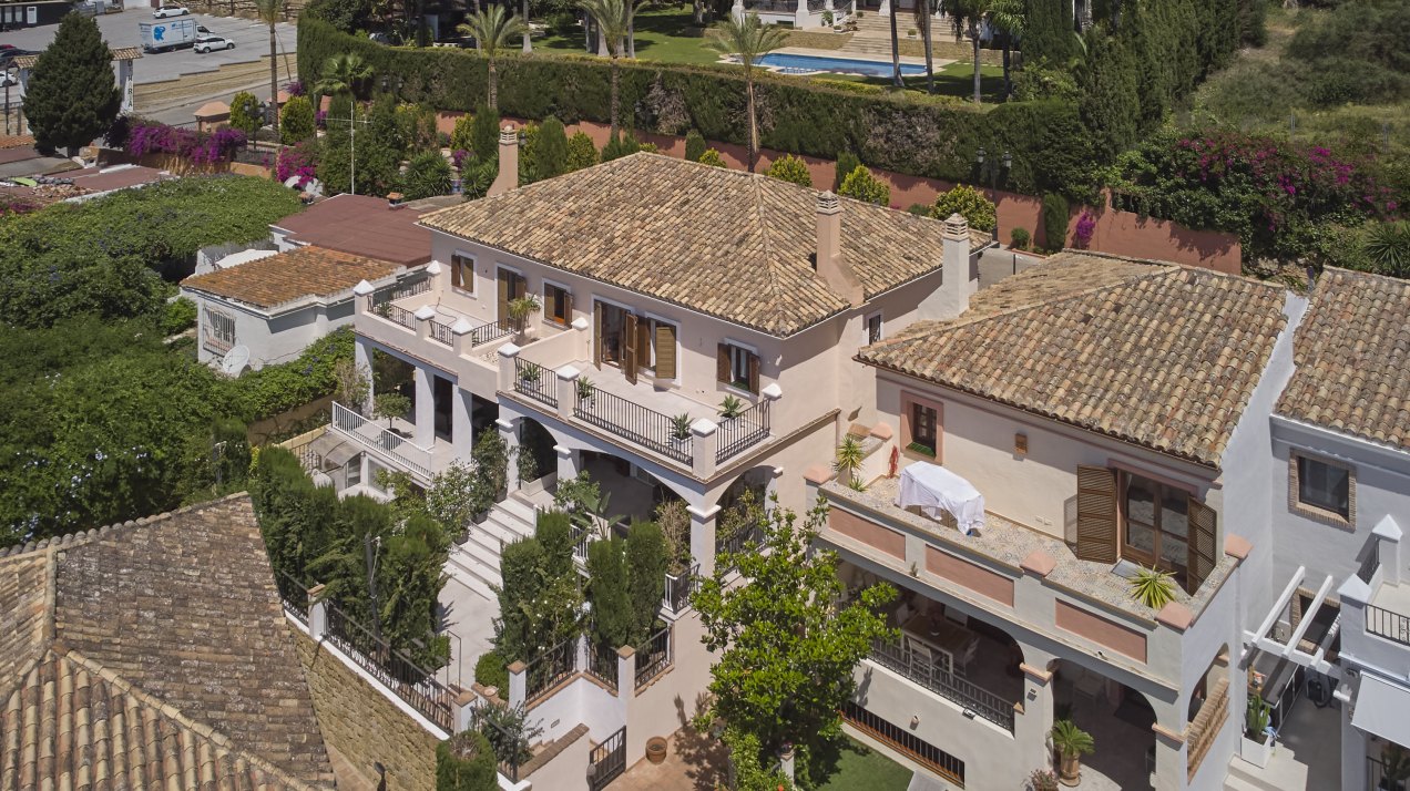 Magnificent large detached villa in the most exclusive area of Marbella, in the Golden Mile