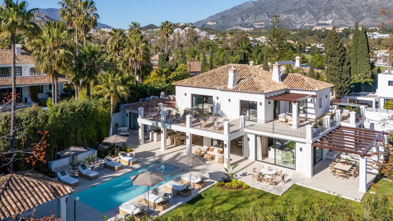 Remarkable frontline golf villa in La Cerquilla, Nueva Andalucía