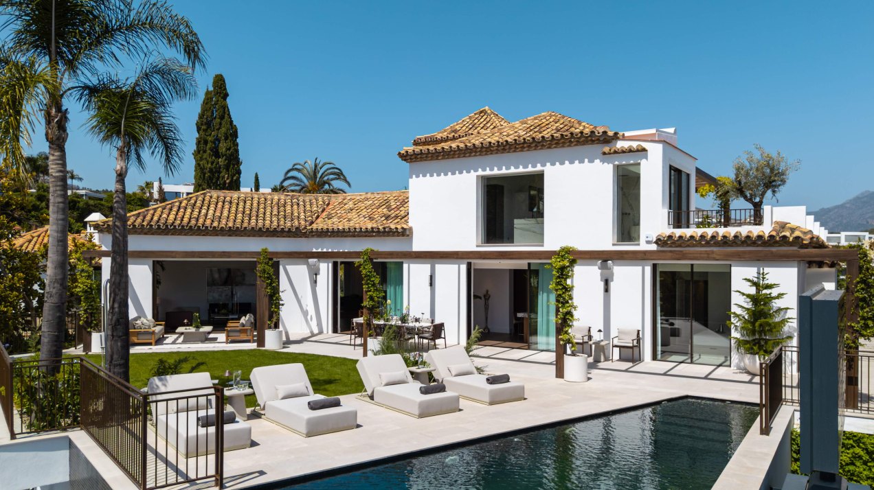 Contemporary masterpiece of architectural luxury in El Herrojo, Benahavís