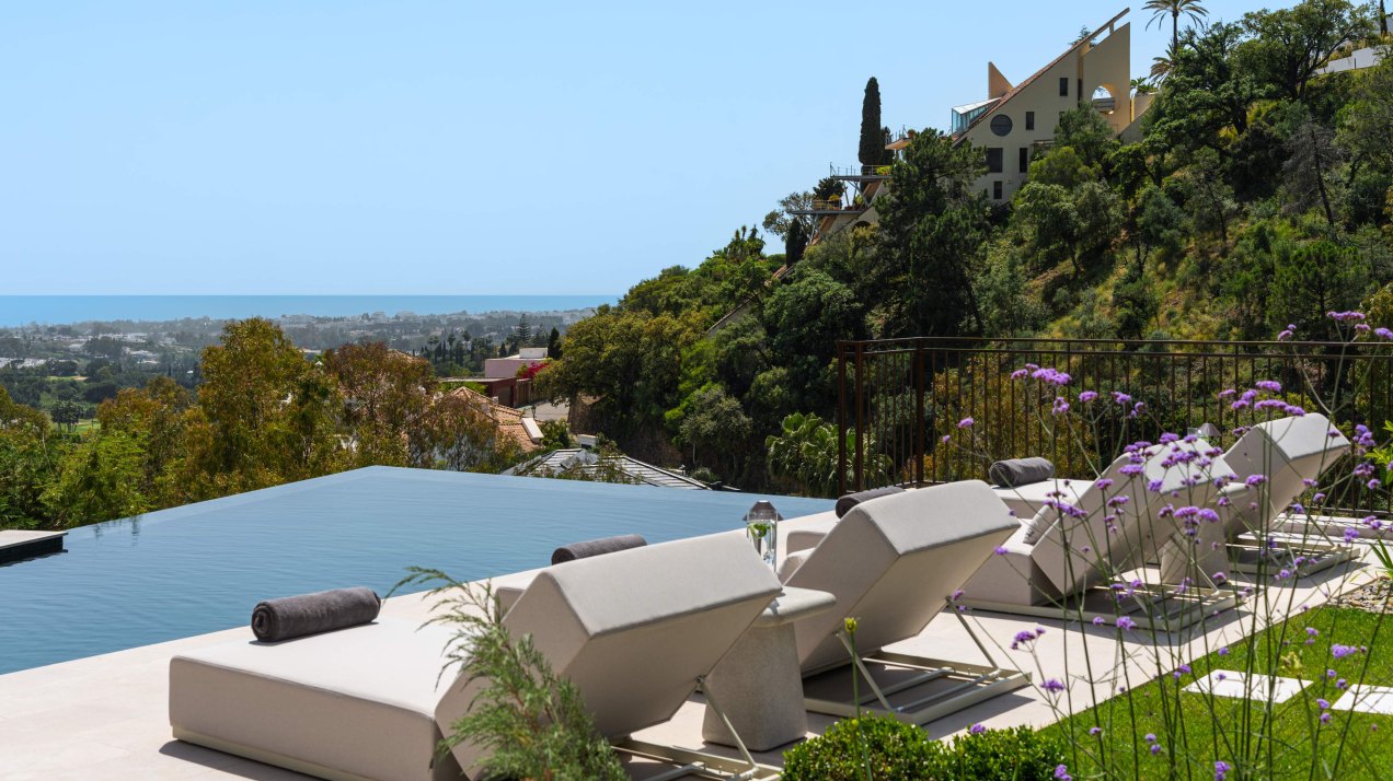 Contemporary masterpiece of architectural luxury in El Herrojo, Benahavís