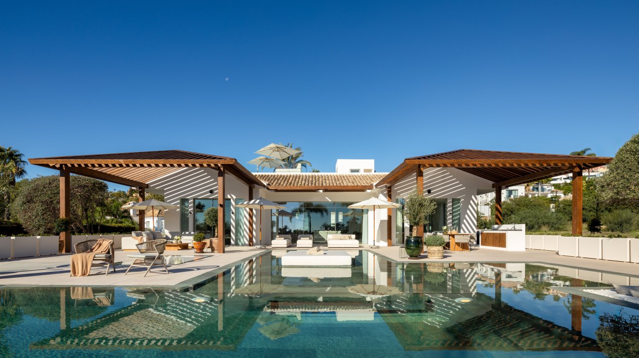 Frontline golf villa in La Cerquilla, Nueva Andalucía