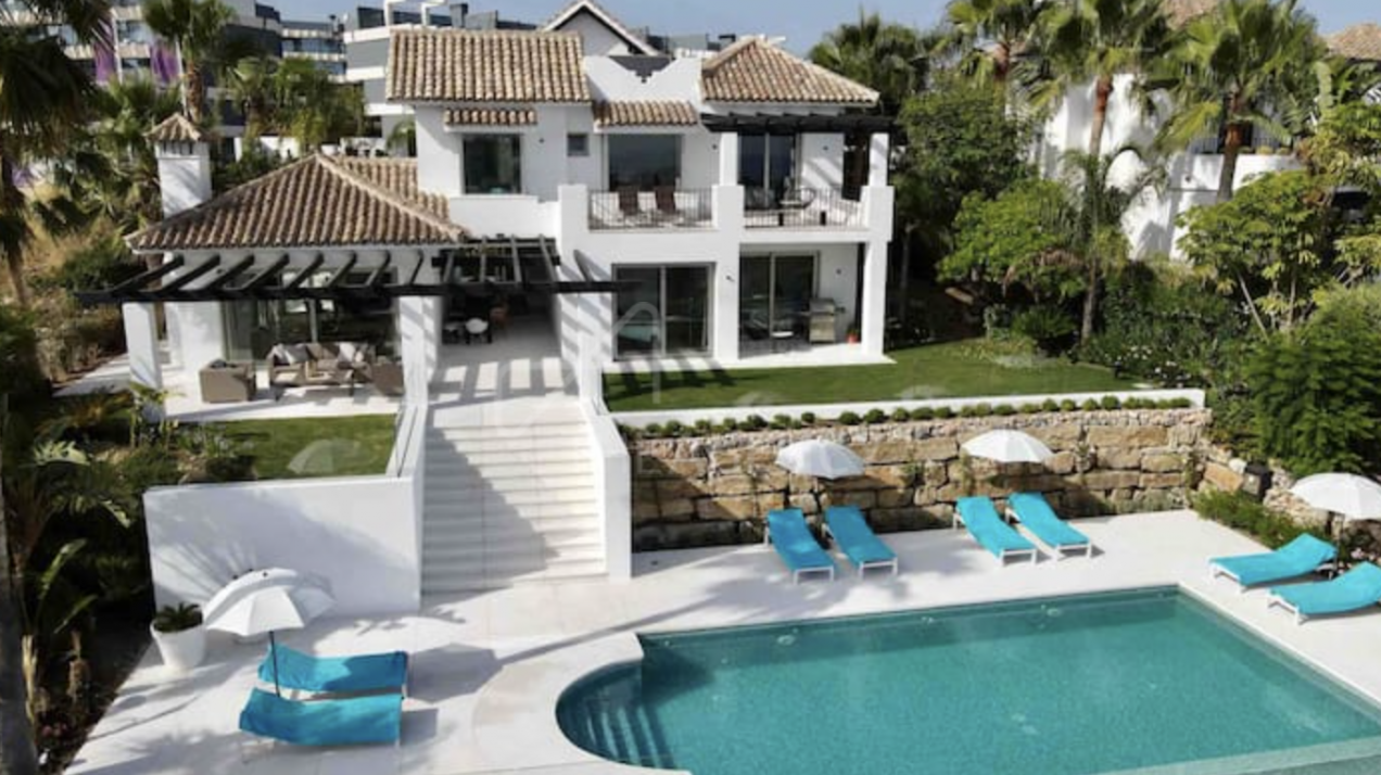 Charming Andalusian Villa with 5 Bedrooms and Sea Views in La Resina, Estepona