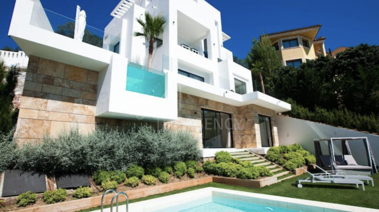 Modern Villa for Rent with Stunning Sea Views in Marbella East