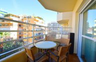 Amplio piso de 3 dormitorios con garaje y piscina en el corazón de Marbella