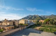 Soleada y amplia casa adosada en esquina en Las Cancelas, Marbella