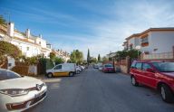 Soleada y amplia casa adosada en esquina en Las Cancelas, Marbella