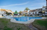 Soleada y amplia casa adosada en esquina en Las Cancelas, Marbella