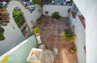 Soleada y amplia casa adosada en esquina en Las Cancelas, Marbella