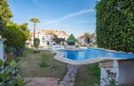 Soleada y amplia casa adosada en esquina en Las Cancelas, Marbella