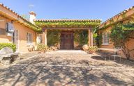 Magnífica finca con dos parcelas colindantes situada en frente de Puerto Banus, Marbella