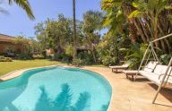 Magnífica finca con dos parcelas colindantes situada en frente de Puerto Banus, Marbella