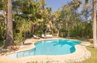 Magnífica finca con dos parcelas colindantes situada en frente de Puerto Banus, Marbella