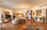 Magnífica finca con dos parcelas colindantes situada en frente de Puerto Banus, Marbella