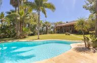 Magnífica finca con dos parcelas colindantes situada en frente de Puerto Banus, Marbella