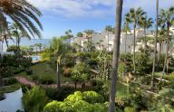 Spacious and renovated apartment with sea views next to Puerto Banús
