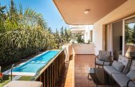 Moderno apartamento renovado de 2 dormitorios en Nueva Andalucía, Marbella