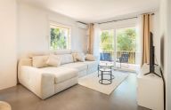 Moderno apartamento renovado de 2 dormitorios en Nueva Andalucía, Marbella