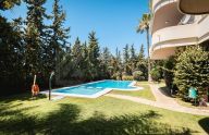 Moderno apartamento renovado de 2 dormitorios en Nueva Andalucía, Marbella