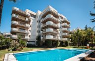 Moderno apartamento renovado de 2 dormitorios en Nueva Andalucía, Marbella