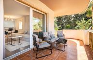 Moderno apartamento renovado de 2 dormitorios en Nueva Andalucía, Marbella