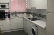 Apartamento reformado de 2 dormitorios con garaje y trastero en Marbella este