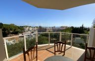 Apartamento de dos dormitorios en última planta y con vistas al mar en Marbella este